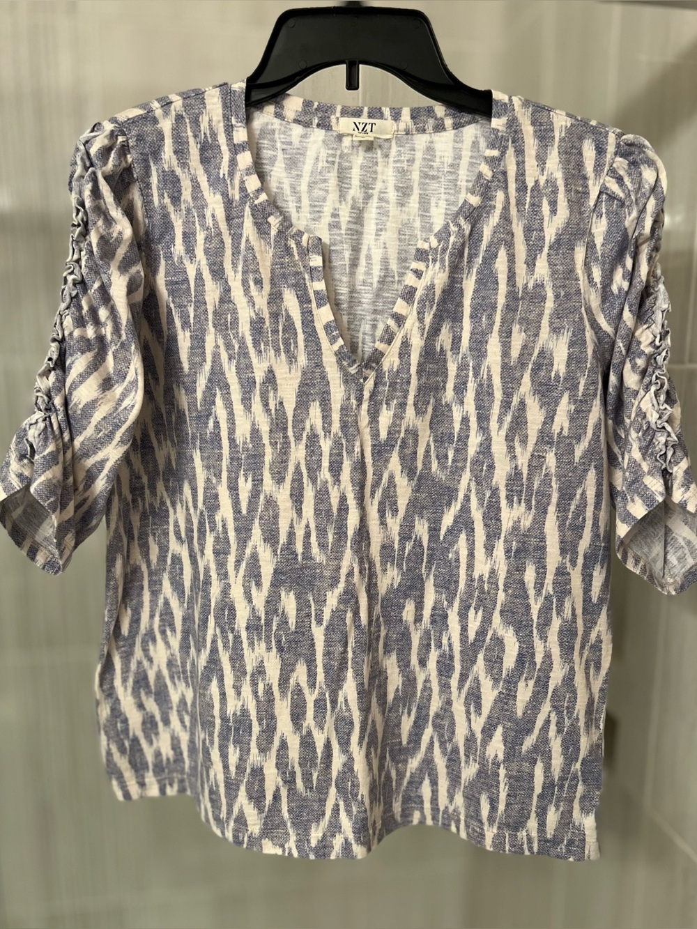 NZT by NIC+ZOE Blue & White Ikat Slub Cotton Split-Neck Top Size M